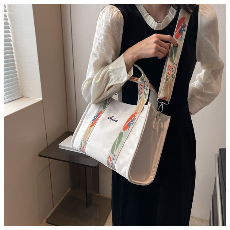キャンバストート フラワー刺繍ストラップ付き 2WAYバッグ