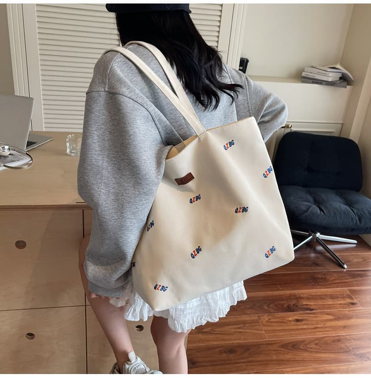 キャンバストート 彩り文字刺繍 ゆったり肩掛けトート