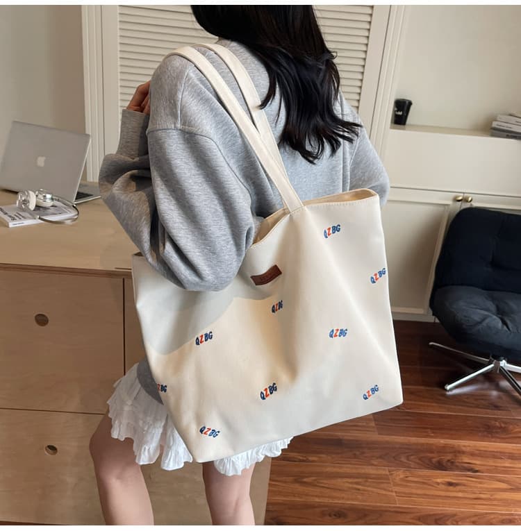 キャンバストート 彩り文字刺繍 ゆったり肩掛けトート