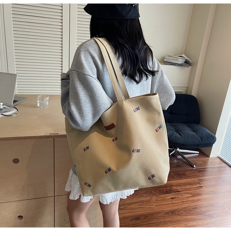 キャンバストート 彩り文字刺繍 ゆったり肩掛けトート